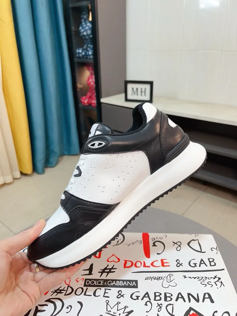 Men's shoes 💰500🌹🌹"Dolce & Gabbana DG" original imported first-layer cowhide ➕ sheepskin lining, light on the foot, comfortable, versatile, original special outsole 🔥favored by trendy men, welcome to compare quality 🔥exquisite luxury, super A level! Compared with the genuine product at the counter, the version is no worse at all! Code number 38-46